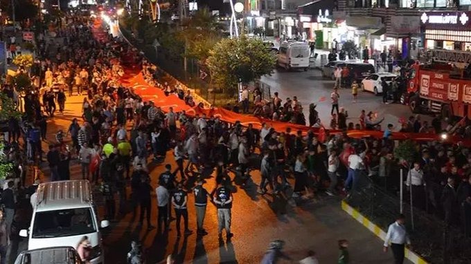 Şırnak Silopi'de 300 metrelik Türk bayrağı ile fener alaylı gençlik yürüyüşü yapıldı.