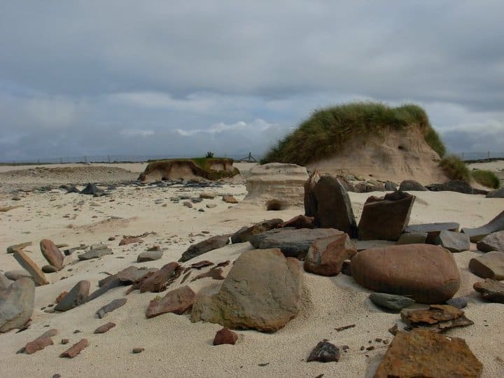 The Links of Noltland Neolithic and Bronze Age site near Grobust Bay on the north coast of Westray in the Orkney Islands contains the remains of both a Neolithic village and later Bronze Age dwellings.

coastradar.com/places/united-…