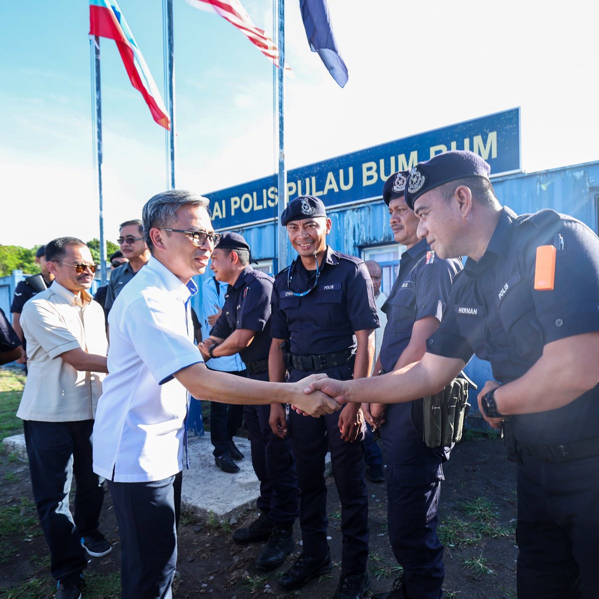 fahmi_fadzil's tweet photo. "Insya-Allah, saya datang bawa internet!"

Itu yang saya sampaikan kepada anggota-anggota PDRM di Balai Polis Pulau Bum Bum, sebelum mengakhiri lawatan kerja saya di Semporna semalam. 

Kunjungan tersebut dilakukan secara mengejut dan tiada dalam jadual.

Balai Polis ini mempunyai 56 orang anggota. Ada beberapa isu yang perlukan sedikit bantuan, termasuk internet.

Saya dah minta pihak TM bantu segera.

Semoga usaha kita dipermudahkan.

#MalaysiaMADANI