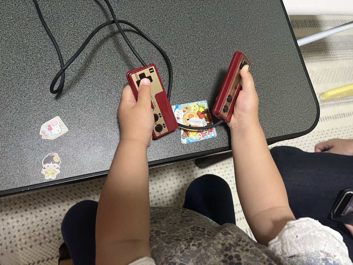 娘が初めてミニファミコンを触る。コントローラーの持ち方が完全にジョイk……