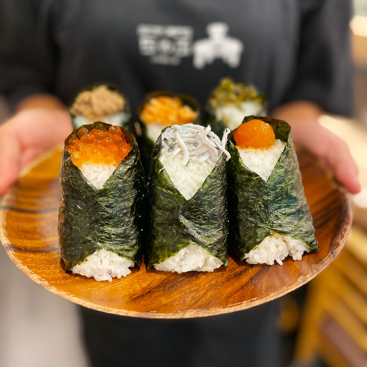 kankou_kashiwa's tweet photo. #DAILY_KASHIWA
―Exploring #Kashiwa: A guidebook.
Episode.5 Gourmet #to_go.
#Chabu_Onigiri_Specialist
「Onigiri/300 yen」
Behold! Koshihikari is generously filled and firmly pressed in the onigiri! https://t.co/UIsWTtWAp4