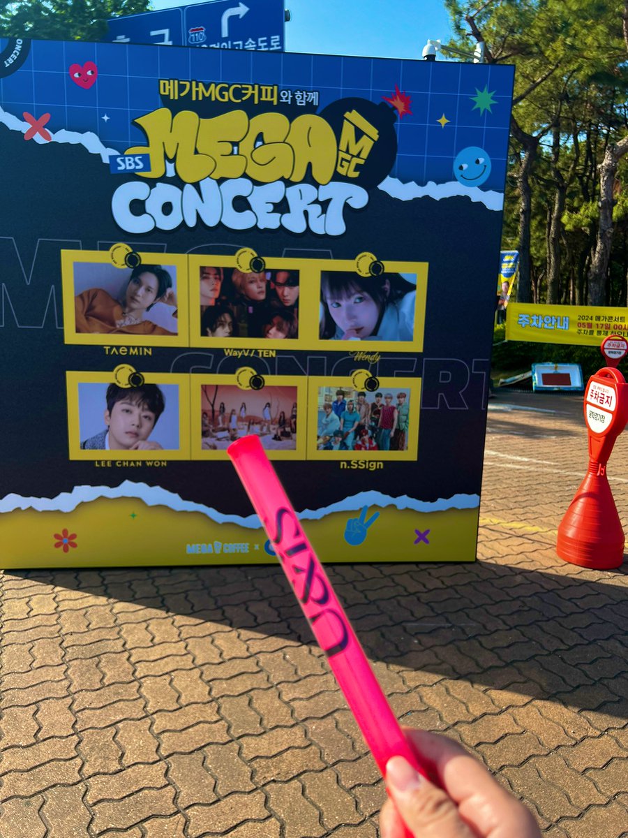 Wait lang naluluha ako.🥹 While taking this photo. A Korean Grandma and a Grandpa approach me while looking at the lightstick, asking if 'UNIS will perform today?' Sabi ko yes yes with slight bow, Grandma said Elishiyah? Then the Grandpa said they're Oh My Girl? Grandma said