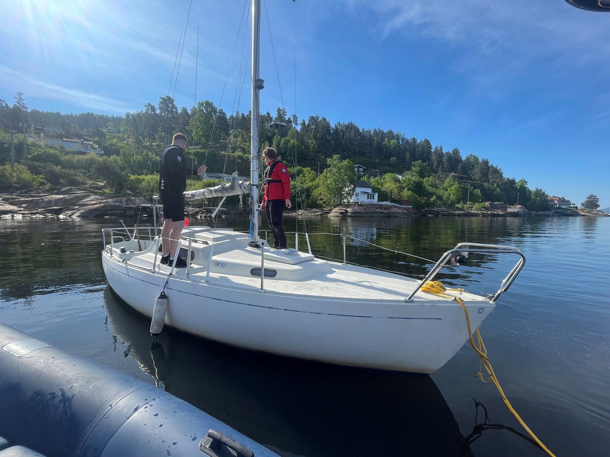 HRSSorNorge's tweet photo. #Holmsbu #Svelvik Drivende seilbåt funnet med avslitt fortøyning. Eier bes ta kontakt med HRS eller Røde Kors Svelvik. https://t.co/nT9ZQH9Jt6