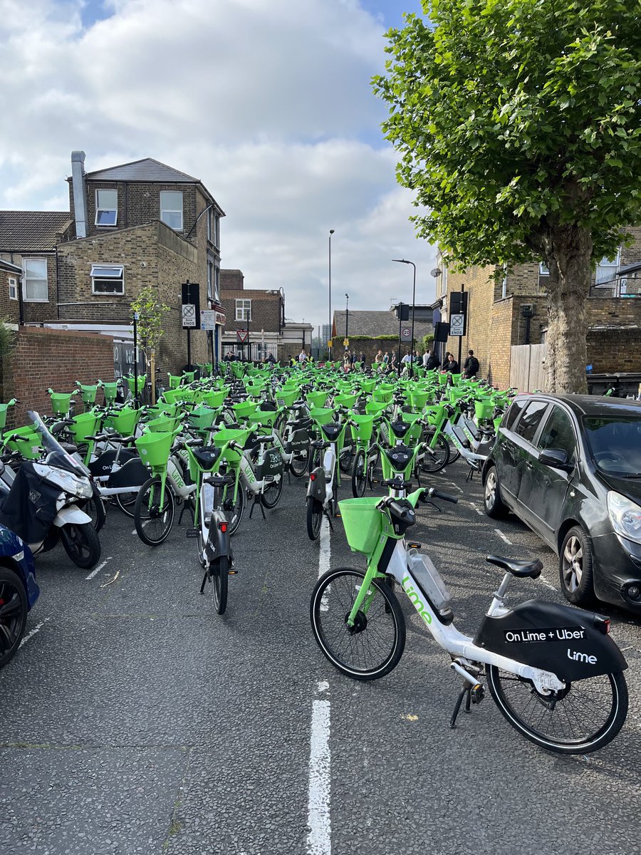 Marriotti67's tweet image. Good luck to any drivers trying to get out of our street before early afternoon. #hackneyhalf