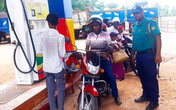 In #Bangladesh, Rajshahi police start 'no helmet, no petrol' programme In Bangladesh, Rajshahi Metropolitan Police (RMP) have started 'No Helmet, No Fuel' programme for substantial and sustainable reduction of casualties and fatalities through prevention of road traffic