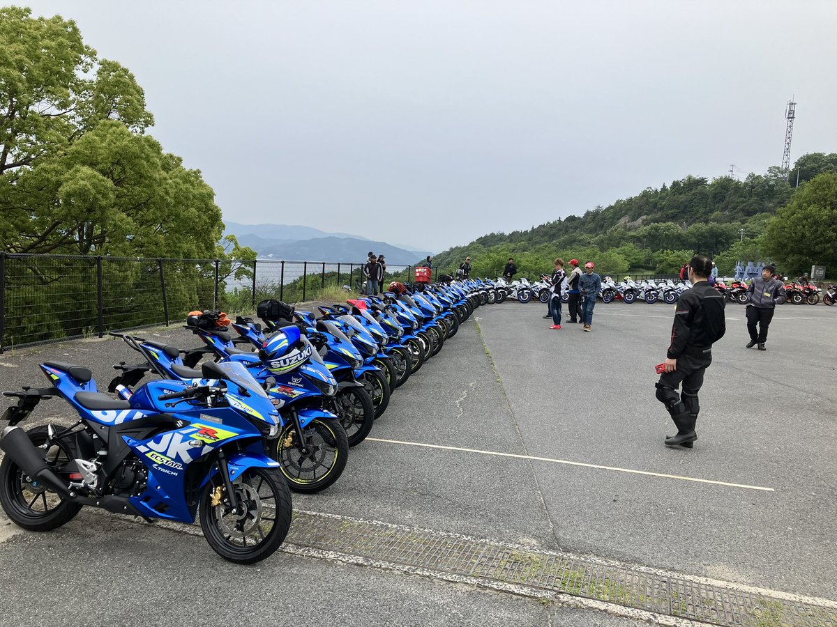 本日はGSX-R125乗りの友人のお供で、シトラスパーク瀬戸田で行われたGSX125ミーティングへ参加して来ました。
対象のGSX-R125とGSX-S125の参加者は64台だそうです。
並ぶと壮観でしたねー😃