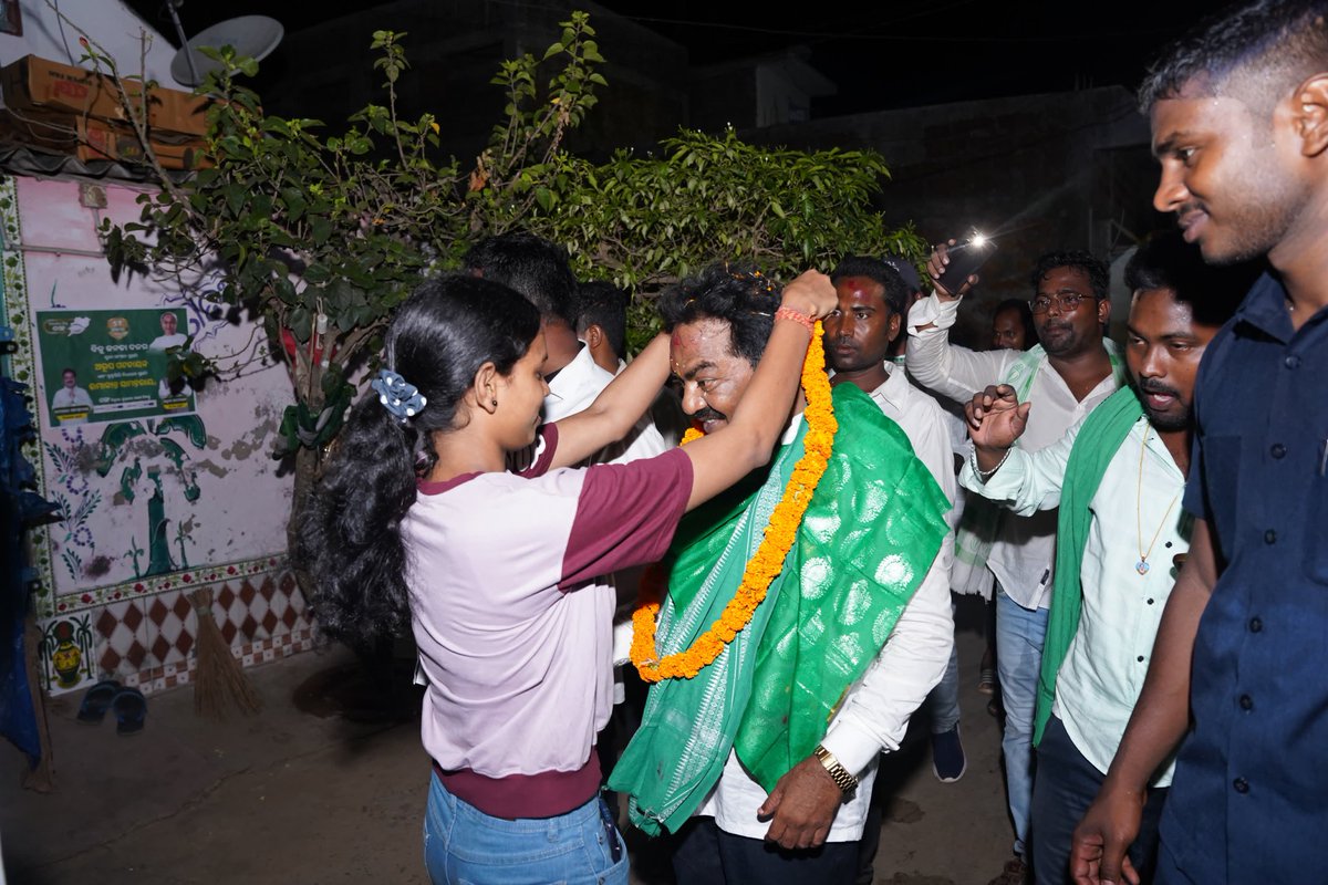 Uma_Samantaray's tweet photo. ବ୍ରହ୍ମଗିରି ନିର୍ବାଚନ ମଣ୍ଡଳୀ ଅନ୍ତର୍ଗତ ବ୍ରହ୍ମଗିରି ବ୍ଲକ୍ ସ୍ଥିତ ତଳମାଳ ପଞ୍ଚାୟତର ନିର୍ବାଚନୀ ପ୍ରଚାର କାର୍ଯ୍ୟକ୍ରମରେ ସାମିଲ ହୋଇ ଆଶୀର୍ବାଦ ଭିକ୍ଷା କରିଥିଲି ।
@Naveen_Odisha @bjd_odisha
#elections #elections2024 #electionpreps #puri #brahmagiri #joinbjd #bijujanatadal #bijujanatadalodisha #naveenodisha #bjddigitalwing #umasamantaray #5T