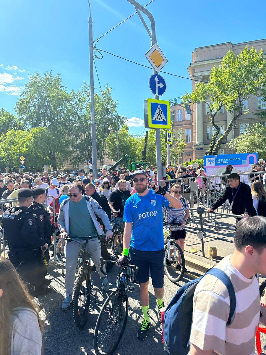 DV1ctor's tweet photo. Велопарад пробит во славу Великого и Могучего 🚲
На десерт были каск Bonnie Ship Queen Grace в спикере и  Nelson’s Bitter в Tweed &amp; Stout 🍻
И норм бургер в the Бык за 350₽ https://t.co/kdkgoTkRmP