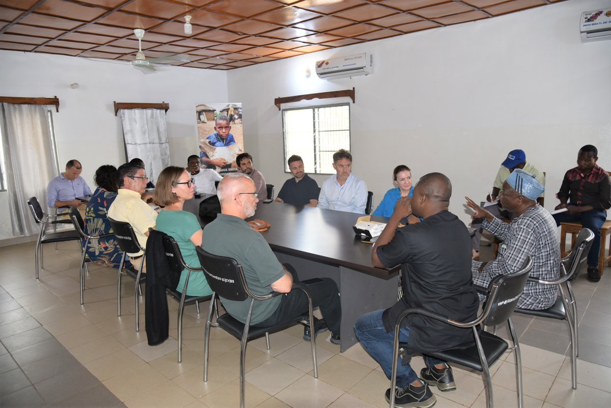 UEauBenin's tweet photo. #RoutedelEurope au #Bénin: #TeamEurope a échangé avec l'ONG #VétérinairesSansFrontières. Avec les communautés locales, elle met en œuvre le projet #RESIA (Résilience par l'élevage familial intégré) financé par la 🇧🇪dans 4 communes: #Natitingou, #Boukombé, #Cobly et #Toucountouna https://t.co/zjWCYgylac