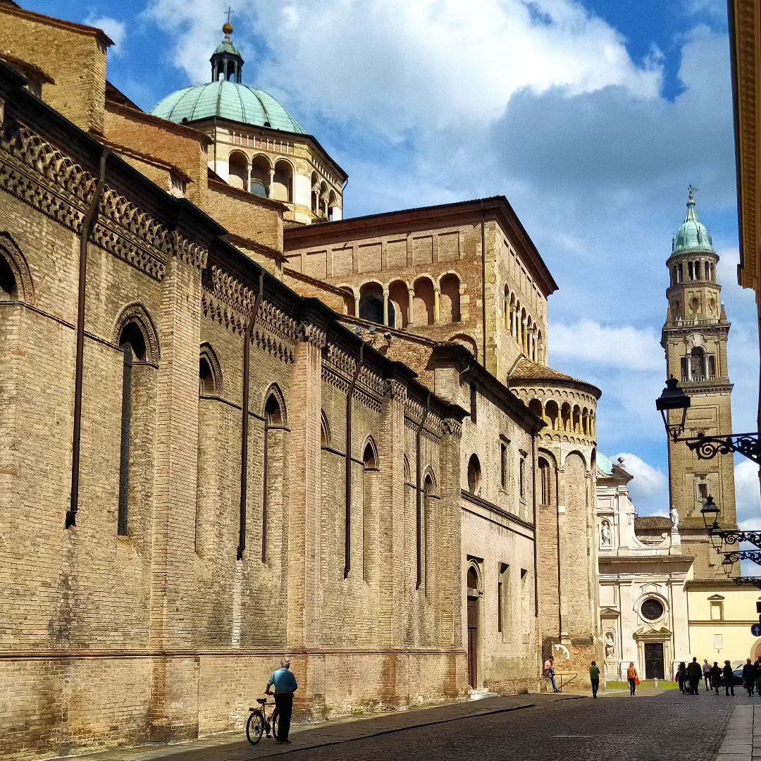 Percorrete senza fretta i vicoli di Parma e lasciatevi trasportare verso incredibili scorci! 🥰 Buona domenica! Nella foto via Cardinal Ferrari
