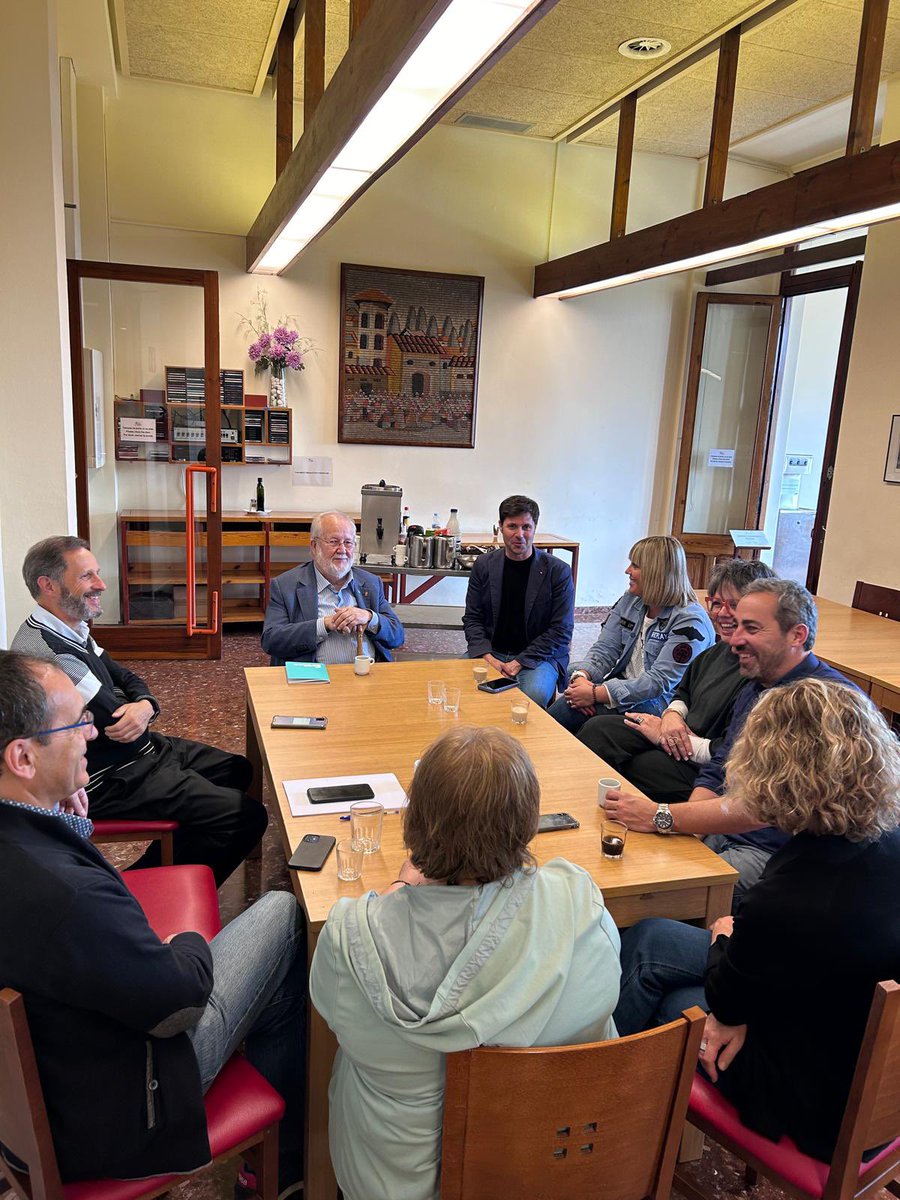 ramonbacardit's tweet photo. Dissabte de treball d’equip amb el GM de @JuntsManresa Jornada d’introspecció, converses i escoltar molt. Per conèixer millor les persones i a nosaltres mateixos i poder així aportar-ho tot a la ciutat #Manresa La conclusió: sabem on som i sabem on volem anar. Molt agraïts als que ho vau fer possible. Som-hi!