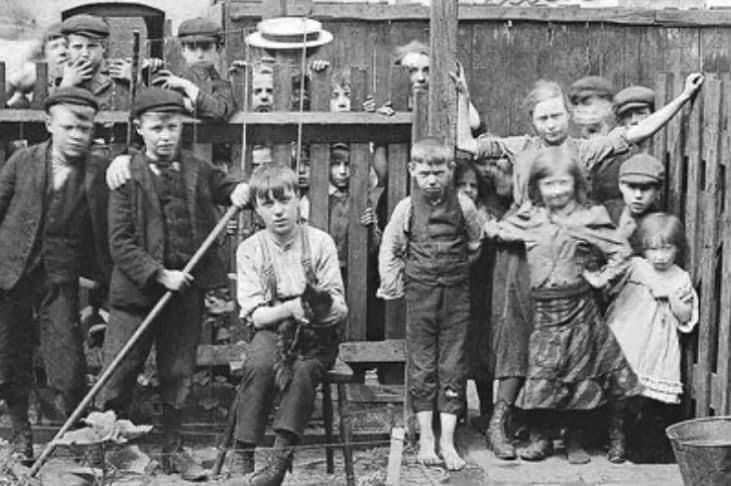 London Poverty. Children of Spitalfields. London E1. c1900s.
>FH
