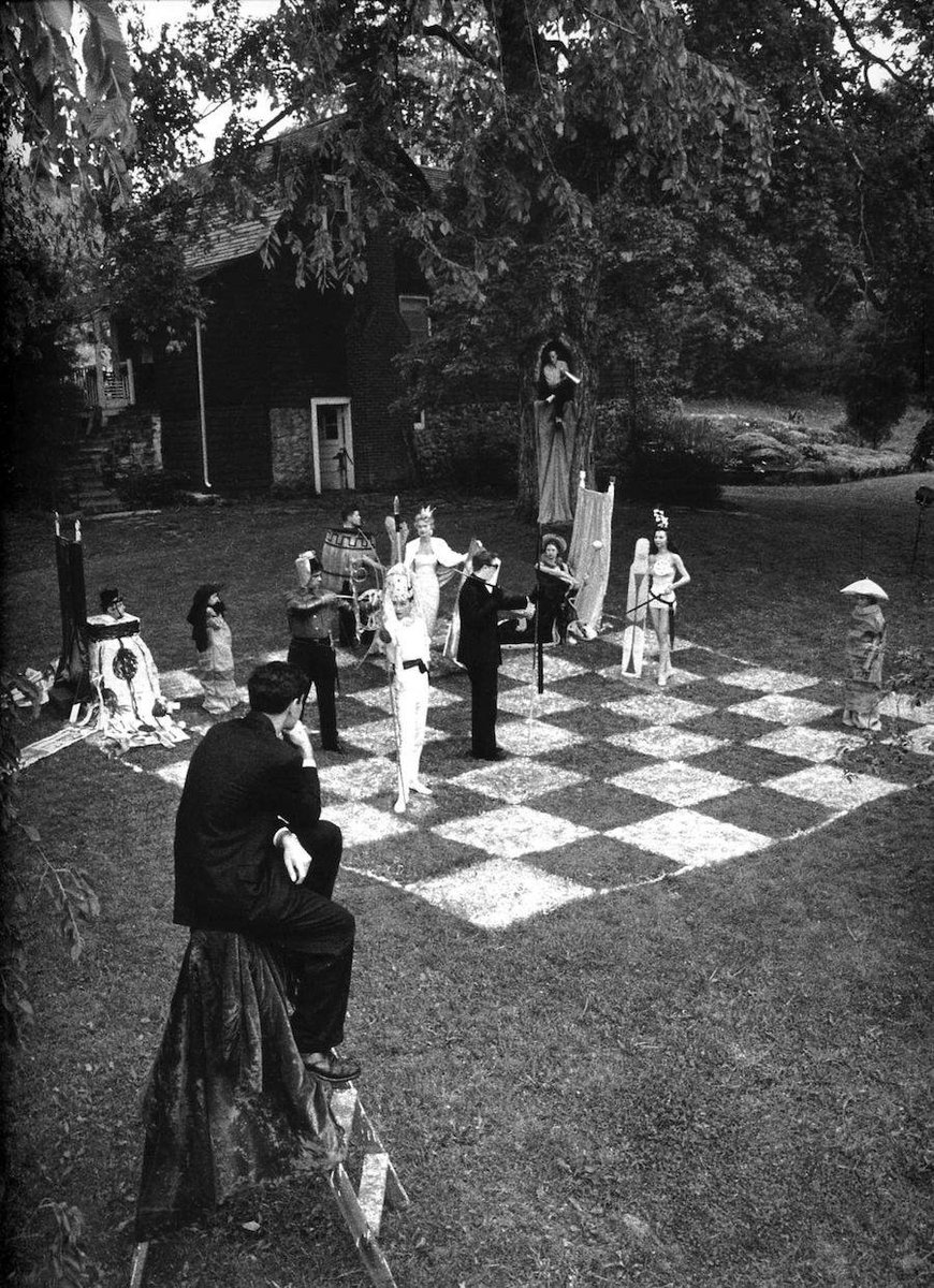 #FotodelGiorno: Marcel Duchamp dirige una partita a scacchi vivente, 1956