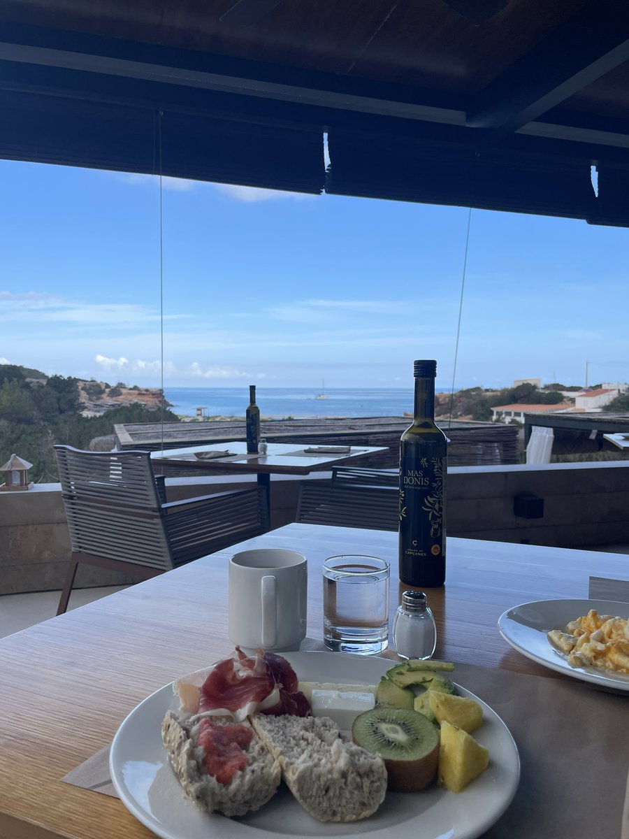 María Jesús Espinosa de los Monteros García (@mjesusespinosa) on Twitter photo «Si desayunas es que te has despertado, te has sorprendido de estar vivo. Estoy vivo y desayuno», dice Manuel Vicent. Yo hoy me sorprendo de desayunar aquí, en <a href="/formentera20/">formentera20</a>, mirando al mar. Y todavía más: lo que me ha traído aquí son las ideas, el pensamiento, la conversación 🙏🏼 «Si desayunas es que te has despertado, te has sorprendido de estar vivo. Estoy vivo y desayuno», dice Manuel Vicent. Yo hoy me sorprendo de desayunar aquí, en <a href="/formentera20/">formentera20</a>, mirando al mar. Y todavía más: lo que me ha traído aquí son las ideas, el pensamiento, la conversación 🙏🏼