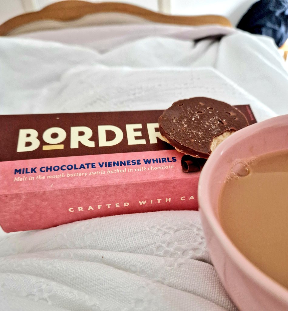 Haven't spent a weekend in Sligo for at least 6 weeks (no harm in that) Therefore no weekend cuppa & biscuit in bed ...until this morning And because we were in Enniskillen yesterday they're nice @BorderBiscuits ones 😊