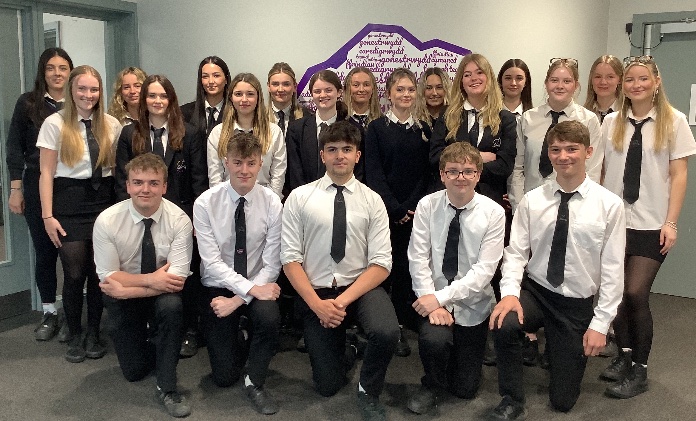 A dyna griw arall o Fl.13 yn ein gadael!Diolch i’r criw yma ar hyd y blynyddoedd,gobeithio eu bod yn gadael ag atgofion am oes.Another year of saying farewell to our Yr.13!Thanks to all of them for their contribution over the years, especially in the 6th  Form🥹💜 <a href="/Godrer_Berwyn/">Ysgol Godre’r Berwyn</a>