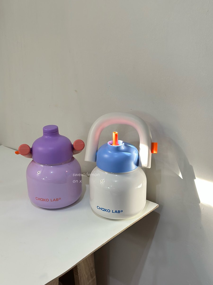 swextdemon's tweet photo. TUMBLER CHAKO LAB UDAH MASUK INDO &amp; BENERAN BAGUS🥺💖

sumpah lucuk bgt &amp; tahan dingin seharian di tengah heatwave ini 😭🫶🏻

btw meskipun mungil gini dia kapasitasnya 1 LITER… 
compact bgt, sumpah owala ku ga kepake pas udh punya ini 🤣

bisa buat air panas &amp; dingin 👍🏻 https://t.co/1lfPgrLhZe