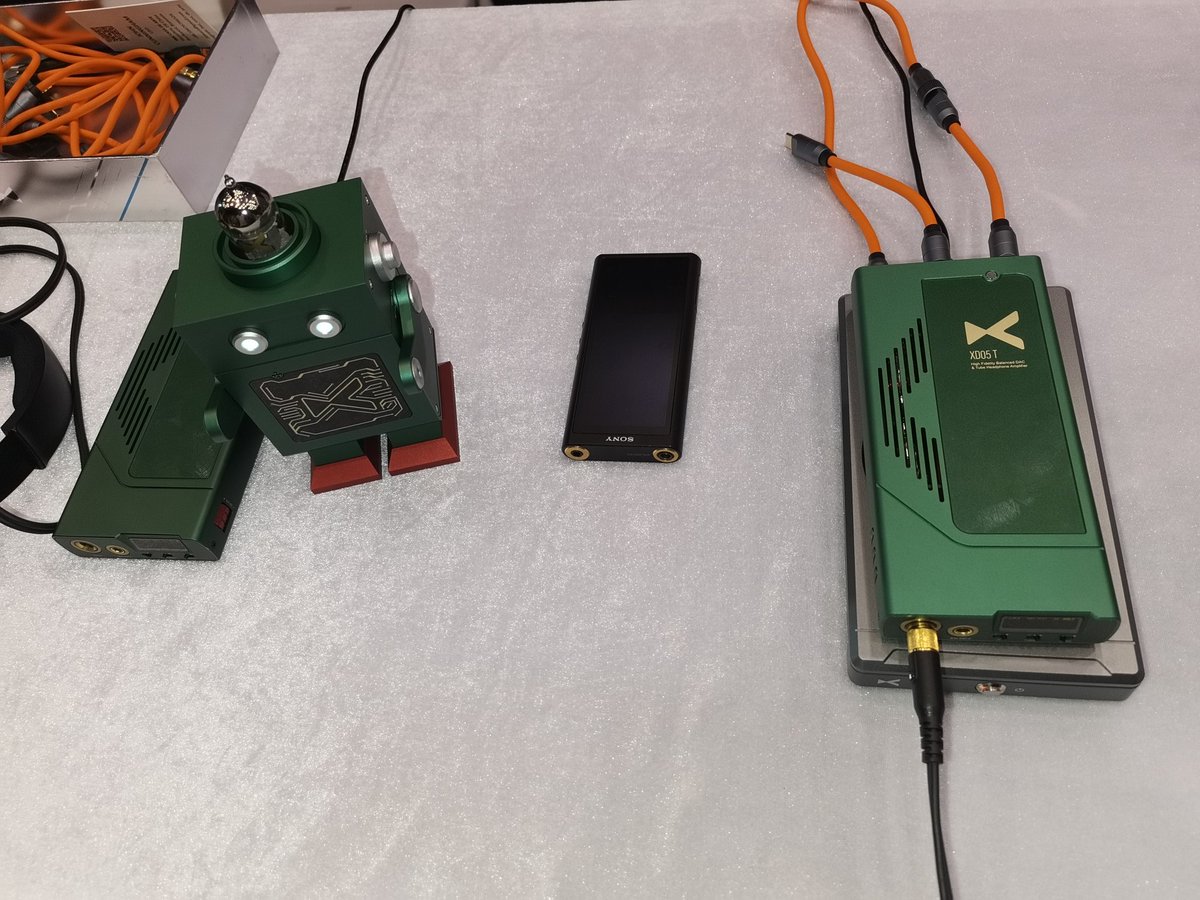 Something very cute from earphones show this weekend in Shenzhen. #dacamp #robote  #audiophiles #HiFi