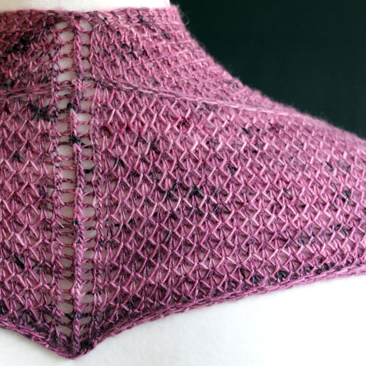 Here's the back of the cowlette. I love how this angle shows all the gorgeous details!

x.com/LizCorke/statu…

#TheFibreFoxYarns #RoilleCowl #LizCorkeKnits