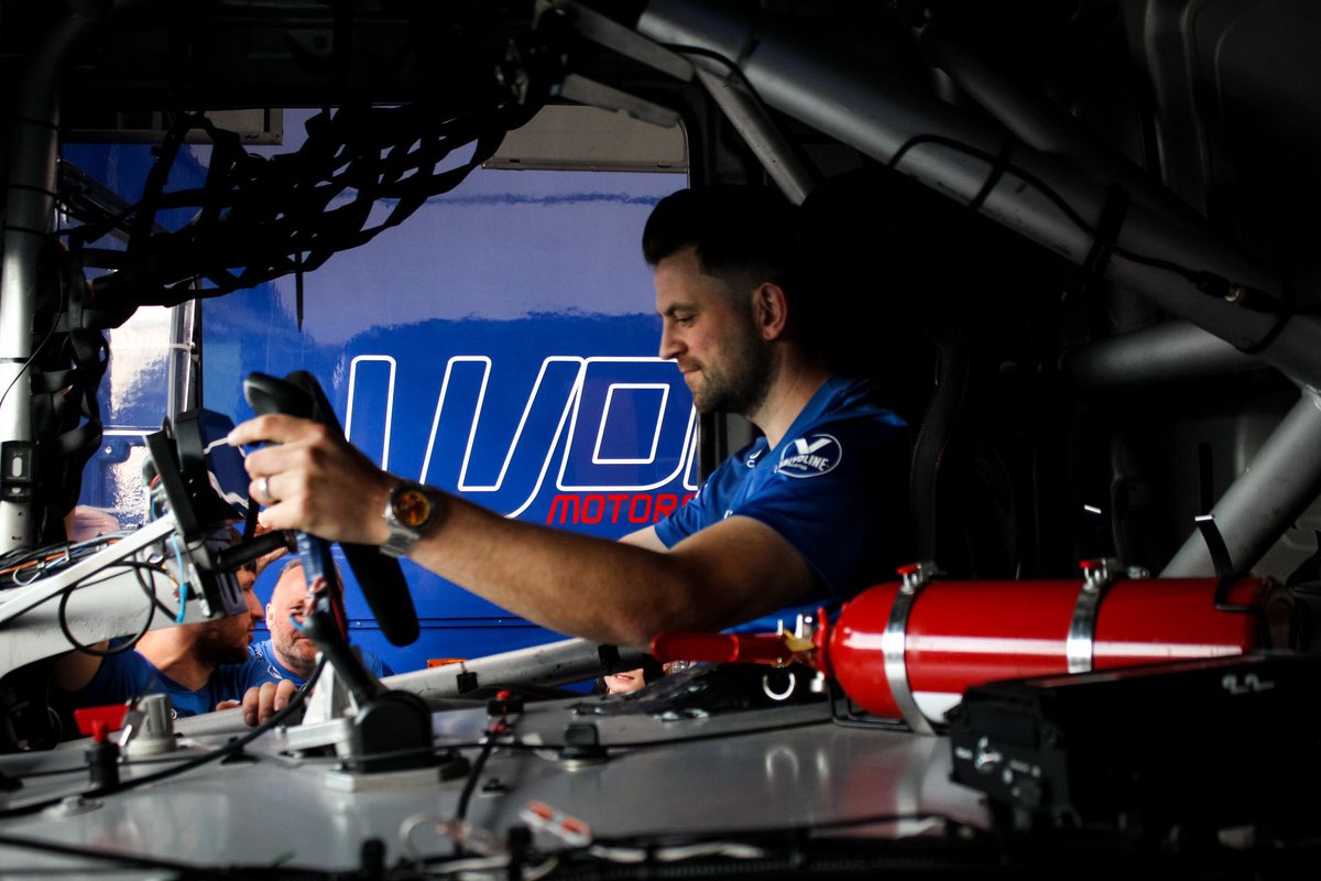 🔵🟡 Looks like someone else wants a go… @DanielRowbottom #NAPARacingUK #FOMO #RacingDriver #Truck #TruckRacing