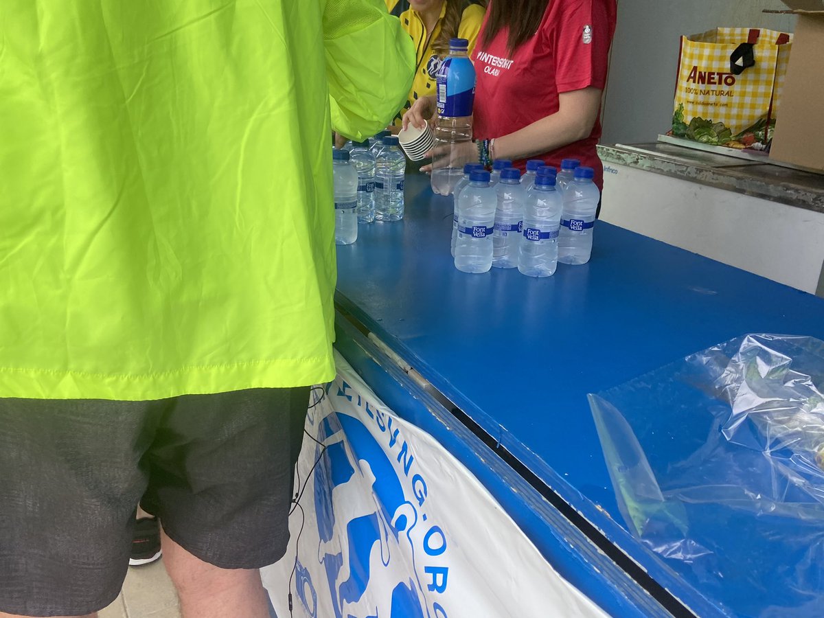 Events on hi col·labora l'Ajuntament i encara amb ampolles de plàstic pels atletes. Detalls que denoten la nul·la  consciència ecológica que hi ha.