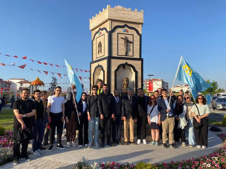 Kırım Sürgününün, “ölüm sürgününün” 80. Yılı münasebetiyle Eskişehir’de geniş katılımlı olarak yapılan miting ve takiben Odunpazarı Belediyesince 71 Evler Mahallesinde yapılan “Kırım Kültür Parkı ve Anıtının” açılış törenine katıldılar.