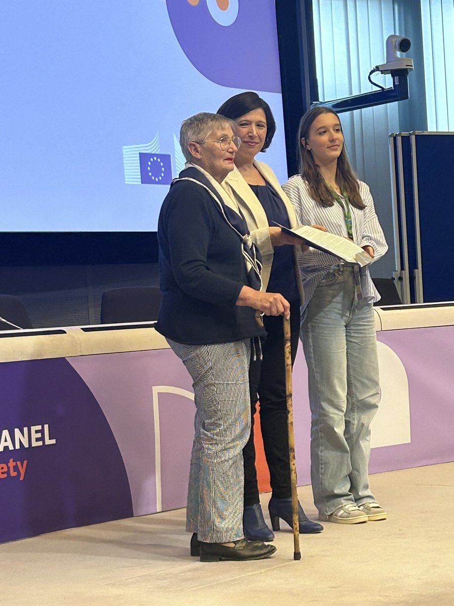 The moving conclusion with the youngest (16) and eldest citizens of the @EU_Commission panel on “Tackling Hatred in Society” handing over the citizens’ recommendations to @AnaGallegoEU Director General for Justice and Consumers 👏🙏 #NoPlaceForHate