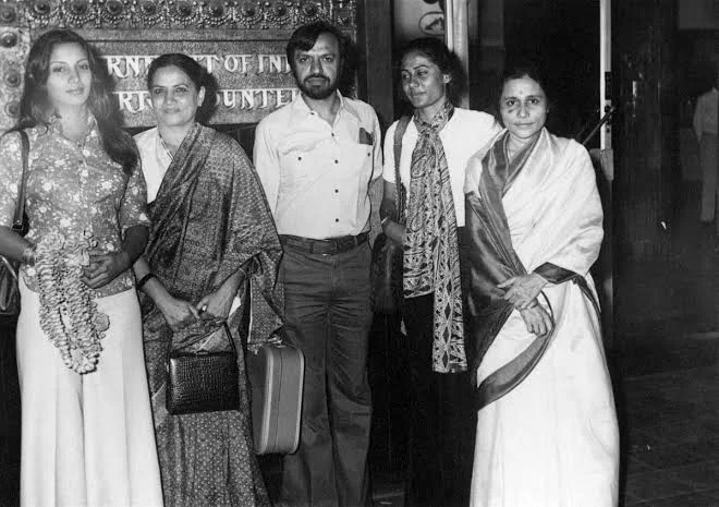 Director Shyam Benegal with actors @AzmiShabana and Smita Patil, and their mothers, at #Cannes 1976 for NISHANT. The film was nominated for the Palme d'Or.