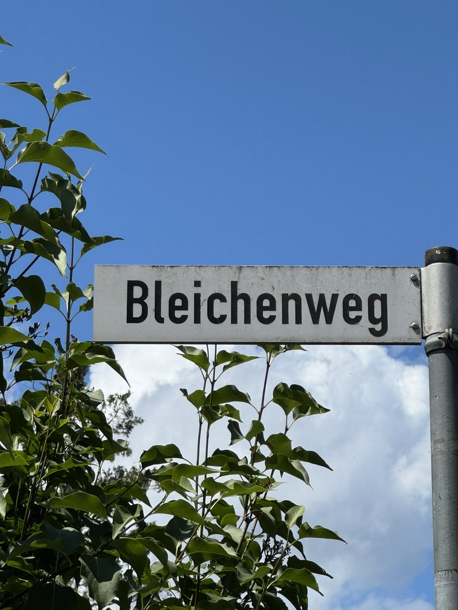 MTBKonstanz's tweet photo. Hey @thomedi1860, wollen wir uns in 2 Wochen, wenn Ihr hier seid, einen Schabernack erlauben und einen Buchstaben austauschen? 😉🏒🥅 #MB11 https://t.co/8jphYrBxn2