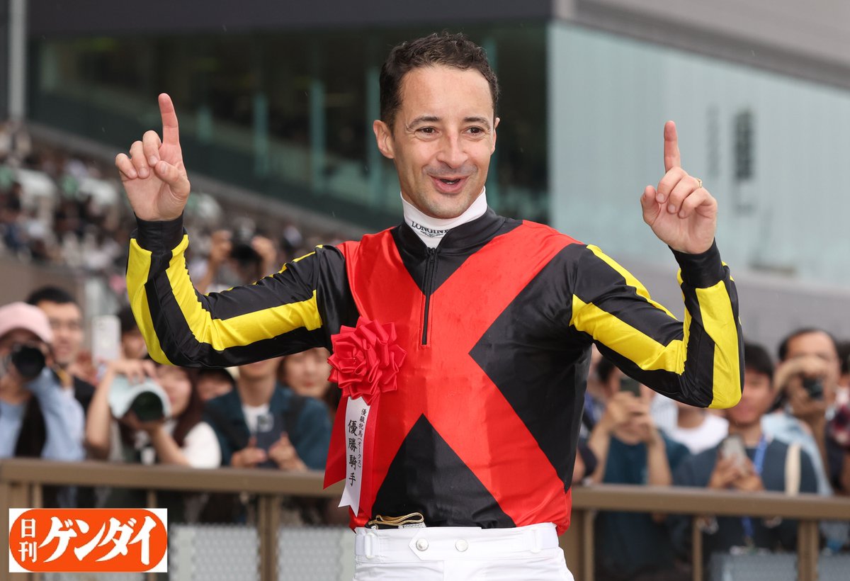 「バーバラさん、愛してる」
チェルヴィニアでオークスを制したＣ・ルメール騎手。
妻へ感謝を表しました。
「僕の奥さん、バーバラさんに感謝します。ドバイで落ちた時、大きなサポートをしてくれました。彼女のお陰で元気で乗れました。前から僕の大変な時期で隣にいてくれました」
#Ｃ・ルメール