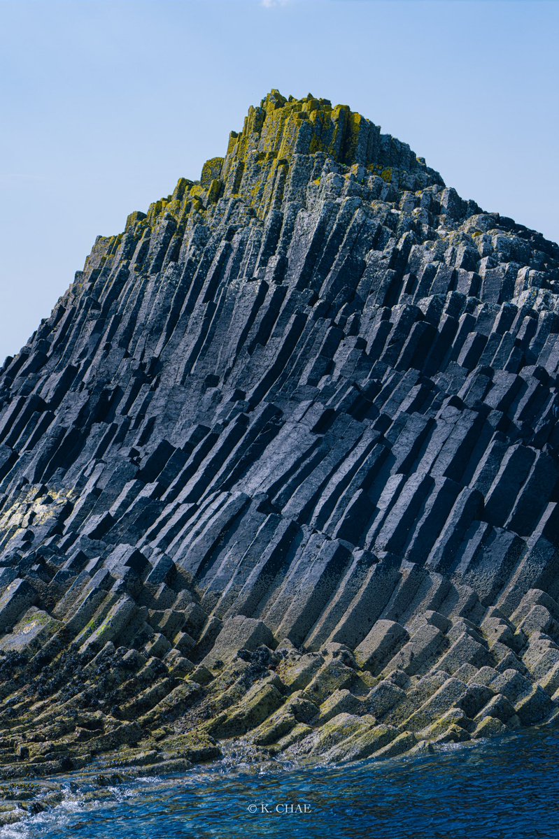 스타파 섬의 바위들은 자연의 힘만으로 마치 누군가 조각한 듯 이런 모양을 만들어 냅니다. 그래서 꼭 사진으로 담고 싶었습니다.