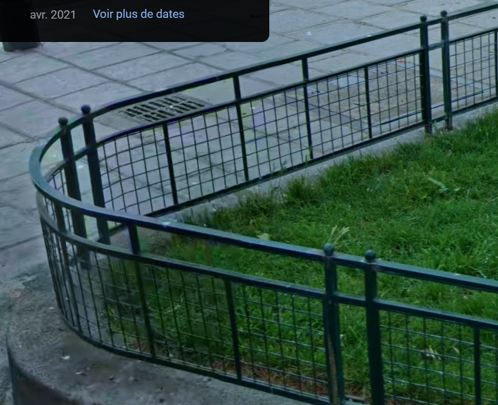 JCQDSE's tweet photo. Les élégantes grilles de la place Maubert ont été récemment virées, remplacées par du grillage. 

Pourquoi ?!?

Une histoire de grilles encore... Qui comme toutes ces infimes histoires est remarquablement révélatrice de l'évolution de notre ville et de notre société.

(Thread ⤵️) https://t.co/C3pCLpUwDz