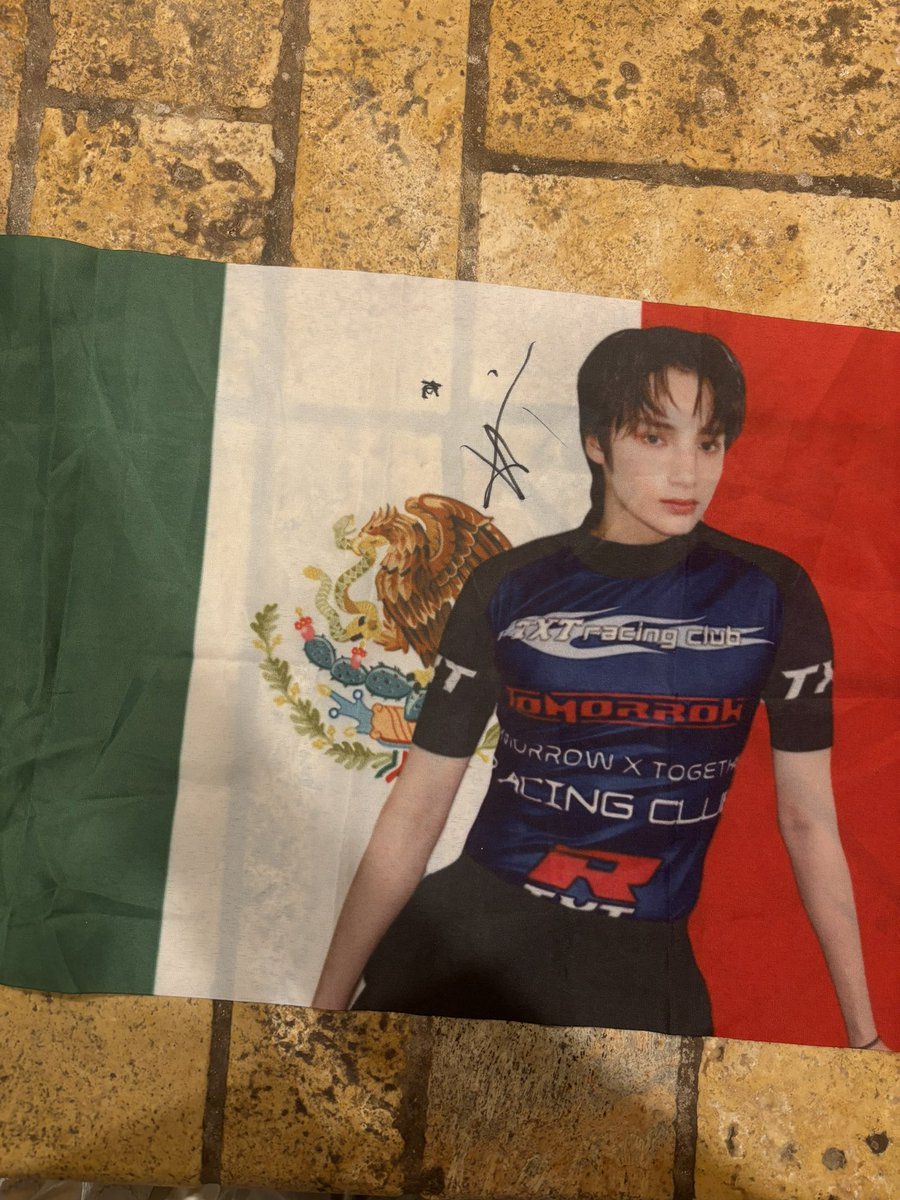 hyukasprinkles's tweet photo. HYUKA SIGNED MY FLAG AND SAID “TYSM I LOVE IT” HYUKA FOR HISPANICS WE WON

#TXT_IN_OAKLAND https://t.co/xYrEm0B2G7