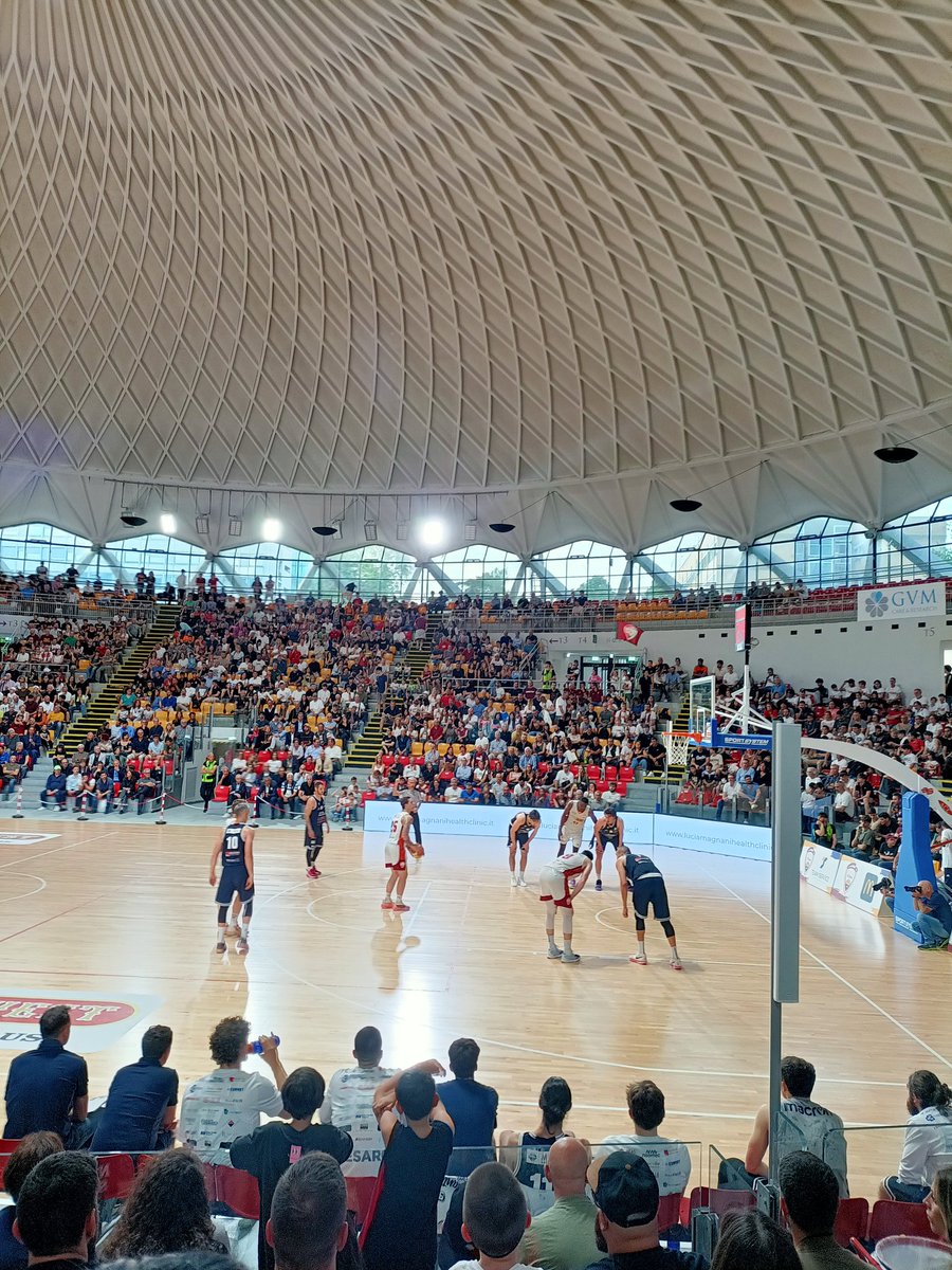 GarbageTimeIT's tweet image. E anche a Roma qualcosa di bello torna a muoversi 

(Il pallone da pallavolo è ancora incastrato sul tetto, ormai sfida qualsiasi legge della fisica)
