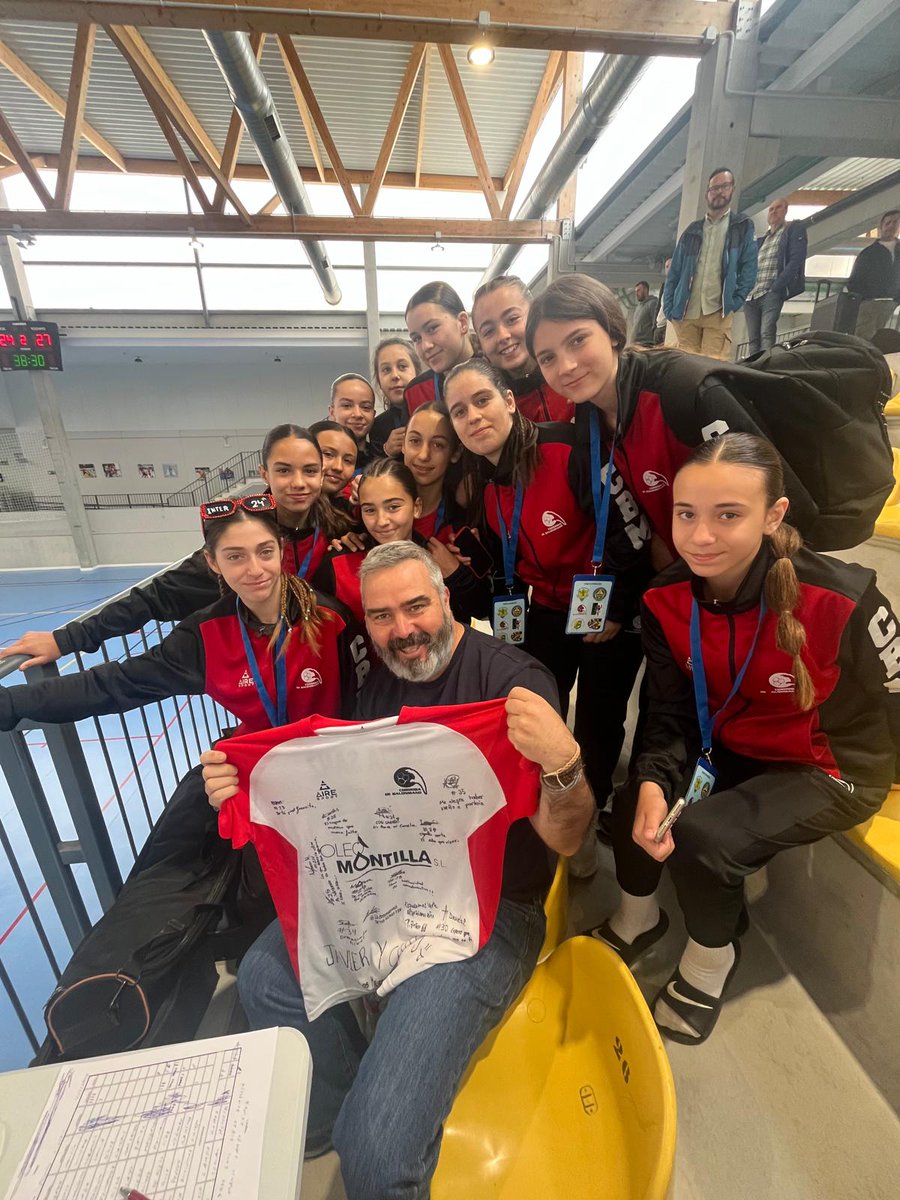 Hoy he vivido el momento más emocionante desde que empecé con esto de las narraciones.
Por primera vez el "quiero tu camiseta" se ha hecho realidad.
El equipo infantil  <a href="/CordobadeBM/">Club Córdoba de Balonmano CBM</a> y concretamente la súper jugona Lucía me han regalado su camiseta.
Tenéis un fan incondicional