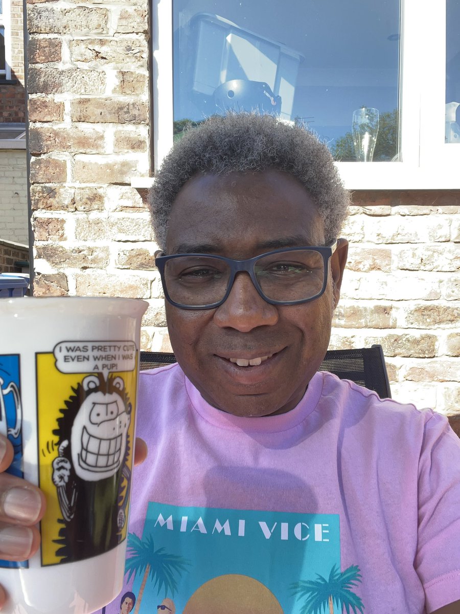 HenninghamDavid's tweet image. Good morning, happy Sunday. I just love these sunny mornings and it’s great having coffee in the garden. Keeping it retro with the Miami Vice t-shirt. Wishing you all a lovely Sunday 😀❤️❤️xx☀️☀️ #Sunday #keepitretro