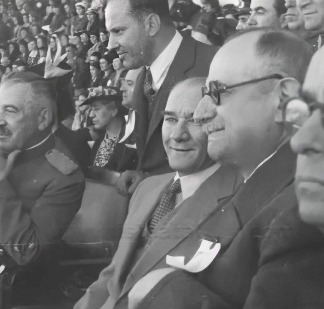 Tarih, 19 Mayıs 1938.
Gazi Paşa son kez #19Mayıs kutlamalarında, yüzü gülüyor.