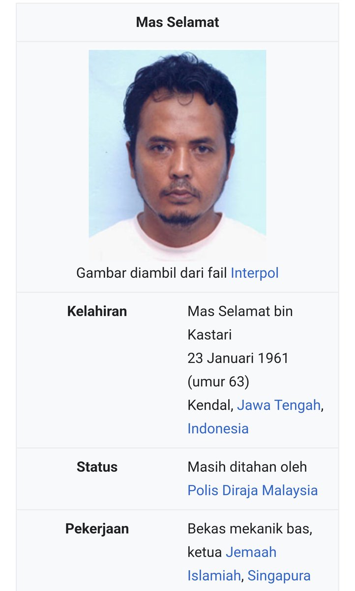 FaktaBukanAuta's tweet photo. Tahukah anda sebut pasai banteras pengganas takde orang lain, Ayob Terroris paling layak.

Punya lama dok dalam unit anti-terroris sampai orang gelar Ayob Terroris.

Pernah dengar cerita pasai Mas Selamat Bin Kastari?

Dia ni dalam JI Singapore level Maulana la.

Pandai pasal bom, elektronik, mekanikal & ilmu hitam.

Dalam kata dikawal ketat, dia masih boleh lari dari penjara Singapore.

Dia lari ke Pantai Woodland pastu berenang pergi Johor.

Polis Singapore offer siapa dapat beri maklumat dapat ganjaran RM2,000,000 lebih.

Di Johor dia sembunyi kat rumah kawan dia Pak Abu Matin di Ulu Tiram.

Singapore call PDRM minta tolong.

Zup zap zup zap rumah Pak Abu Matin kena serbu terus dapat jumpa Mas Selamat.

Rupanya, Ayob Terroris dah risik siap-siap Pak Abu Matin sebelum Mas Selamat mari rumah lagi.

Lepas Pak Abu Matin keluar penjara dia insaf & Ayob Terroris kekalkan hubungan baik dgn Pak Abu.

Banyak maklumat pasai JI PDRM dapat melalui Pak Abu ni.

Tak pasti hidup lagi ke tidak.

The rest is history.