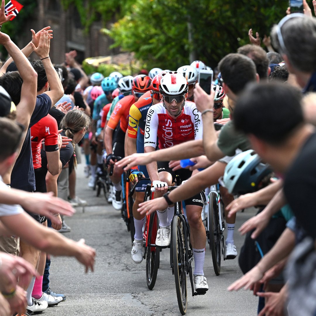 ¿Preparados para el etapón del Giro? 🔥 Las subidas a Lodrino y Colle San Zeno serán el 1️⃣ aperitivo antes de enfrentarse a uno de los grandes colosos: el Passo del Mortirolo. Los corredores ascenderán al Passo di Foscagno antes de la subida final a Livigno por Mottolino. 😉