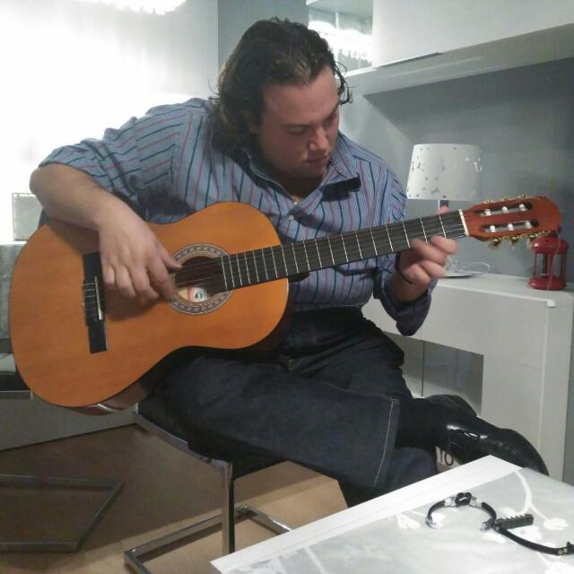 Esta madruaga ha fallecido nuestro compañero Rafael Grande Trillo, víctima de un cáncer a los 39 años. Enfermero, apasionado de los bailes latinos y bético hasta las trancas. Ojalá disfrute hoy de la victoria del <a href="/RealBetis/">Real Betis Balompié 🌴💚</a> junto a su abuelo desde el cuarto anillo. DEP Rafa.