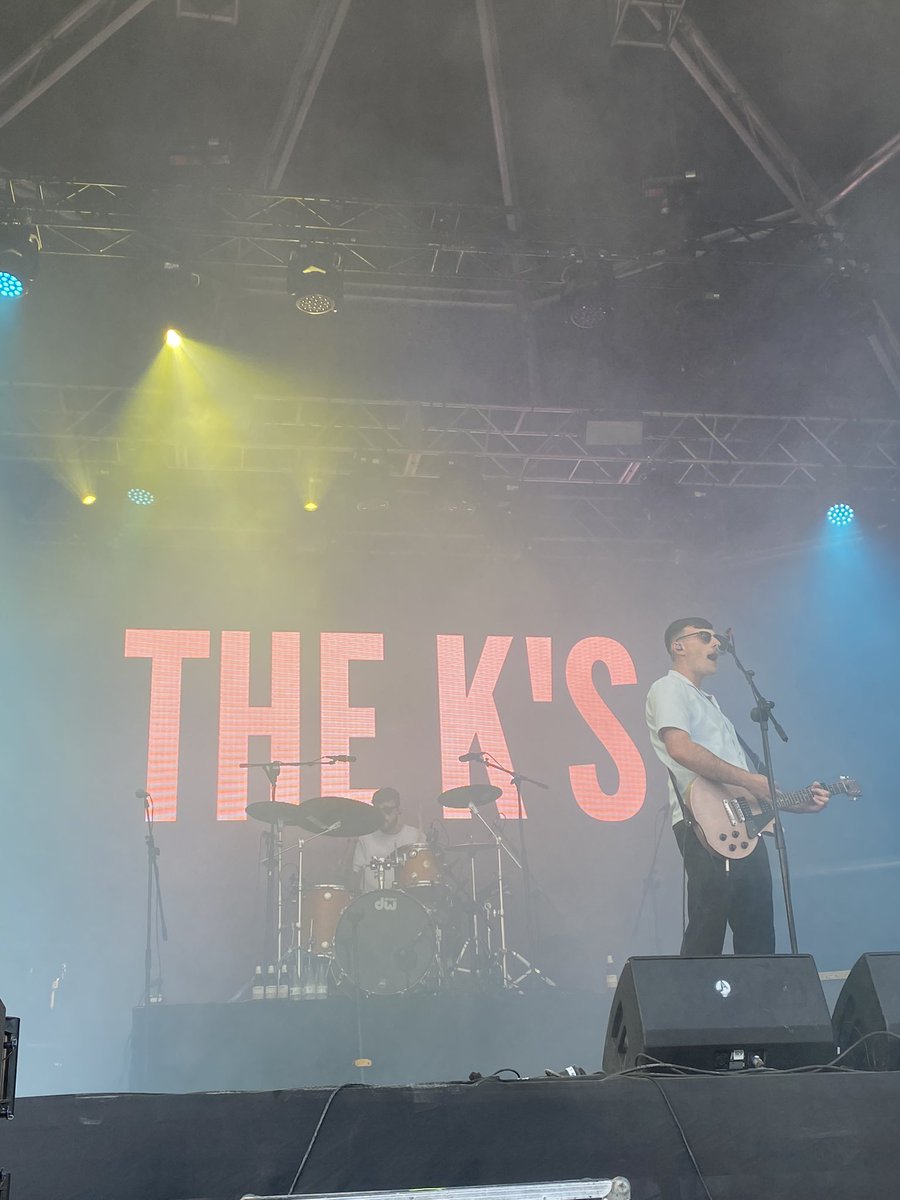 Worth the long barrier wait & surreal @sleafordmods experience. @TheKsUK superb @Rowetta @wearejames on 🔥 despite the midnight appearance & @RealTimBooth as generous as ever risking wobbly equipment boxes and scaling a high barrier. The set was magnifico, non stop bouncing 🎶🦋