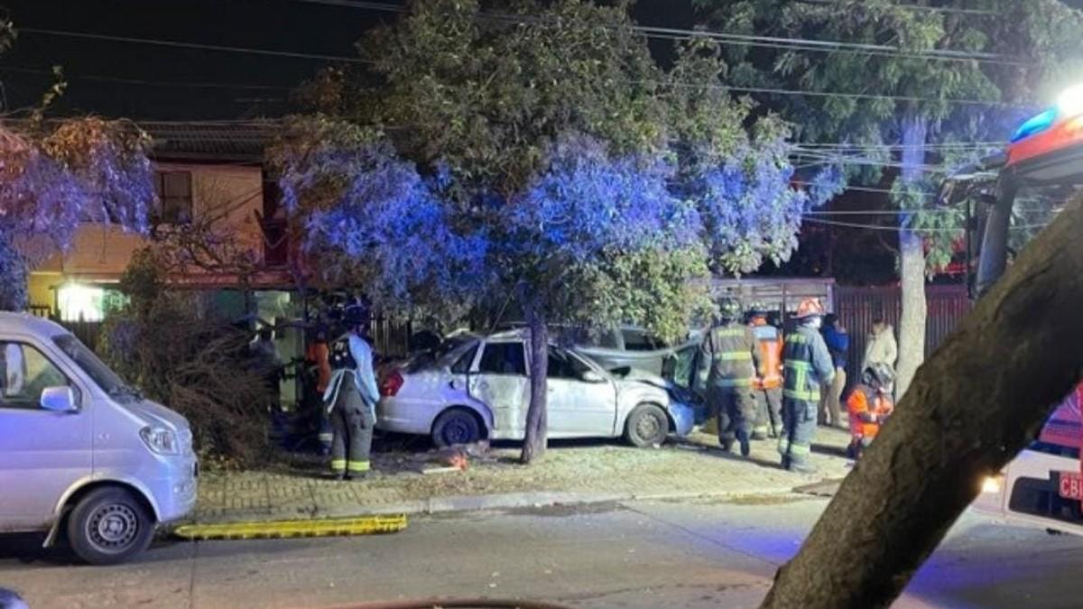Auto que iba a exceso de velocidad impactó domicilio de La Granja: Conductor manejaba ebrio y acompañante falleció meganoticias.cl/nacional/44791…