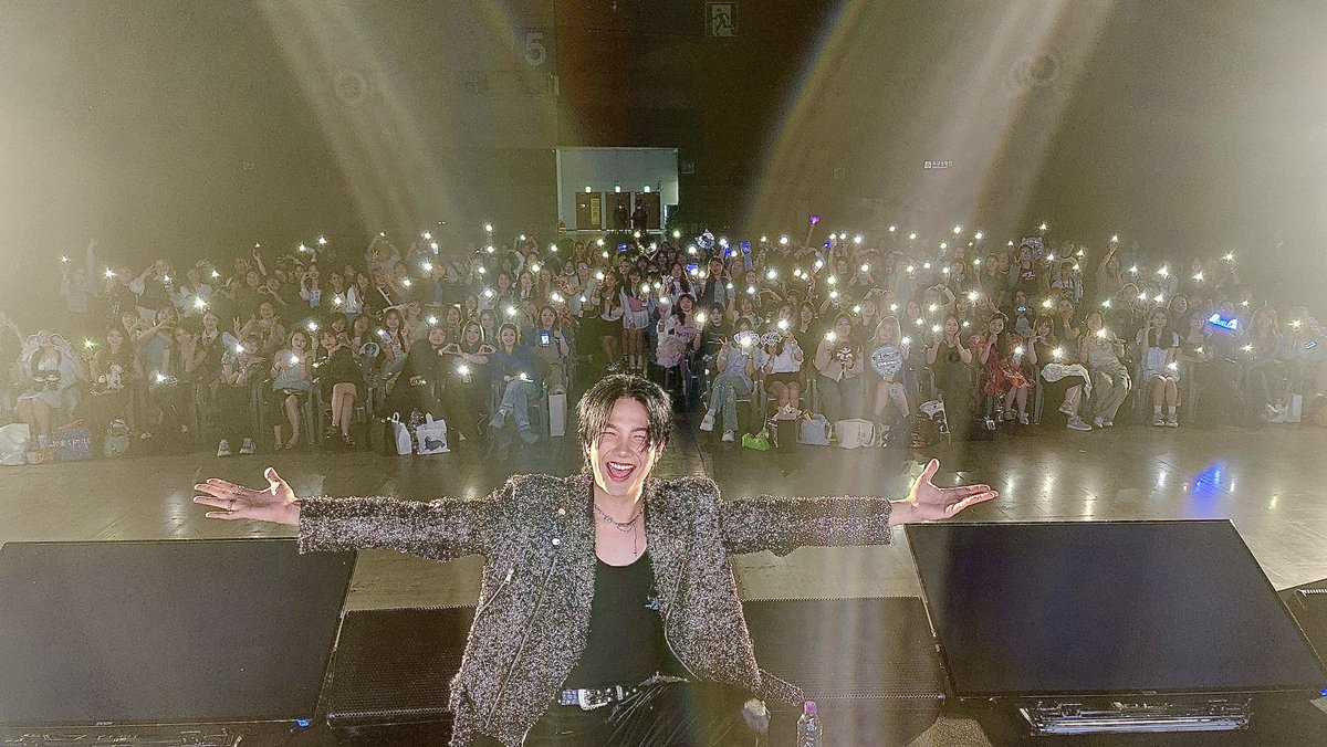 buildyourlove4u's tweet photo. 🙏🏻ขอบคุณที่เดินทางมาหากันนะคะ ไม่ว่าจะอยู่ที่ไหนก็มีกำลังใจจากทุกๆคนเสมอ ดีใจที่ได้เจอกับชาวBYLทุกๆคน ขอบคุณครอบครัวของเรา อยู่กันแบบนี้กันไปนานๆนะะะ 🐷💙🦭ใครที่อยู่เที่ยวต่อก็ส่องoppa เผื่อพี่เลิฟด้วยนะเอ๊ยช็อปปิ้งเผื่อด้วย..ส่วนใครเดินทางกลับก็ขอให้เดินทางปลอดภัยถึงบ้านโดยสวัสดิภาพน้าา😉💙สำหรับfeedbackต่างๆพี่เลืฟได้รับรู้และทราบถึงปัญหาที่เกิดขึ้นแล้ว..จะนำไปปรับปรุงและแก้ไขและสัญญาว่าจะทำให้ดีที่สุดสำหรับทุกคนน้าา💙  BUILD CLOSE TO YOU FM 
#BuildJakapanFMinKorea

#BuildJakapan @JakeB4rever 
#Beyourluve
