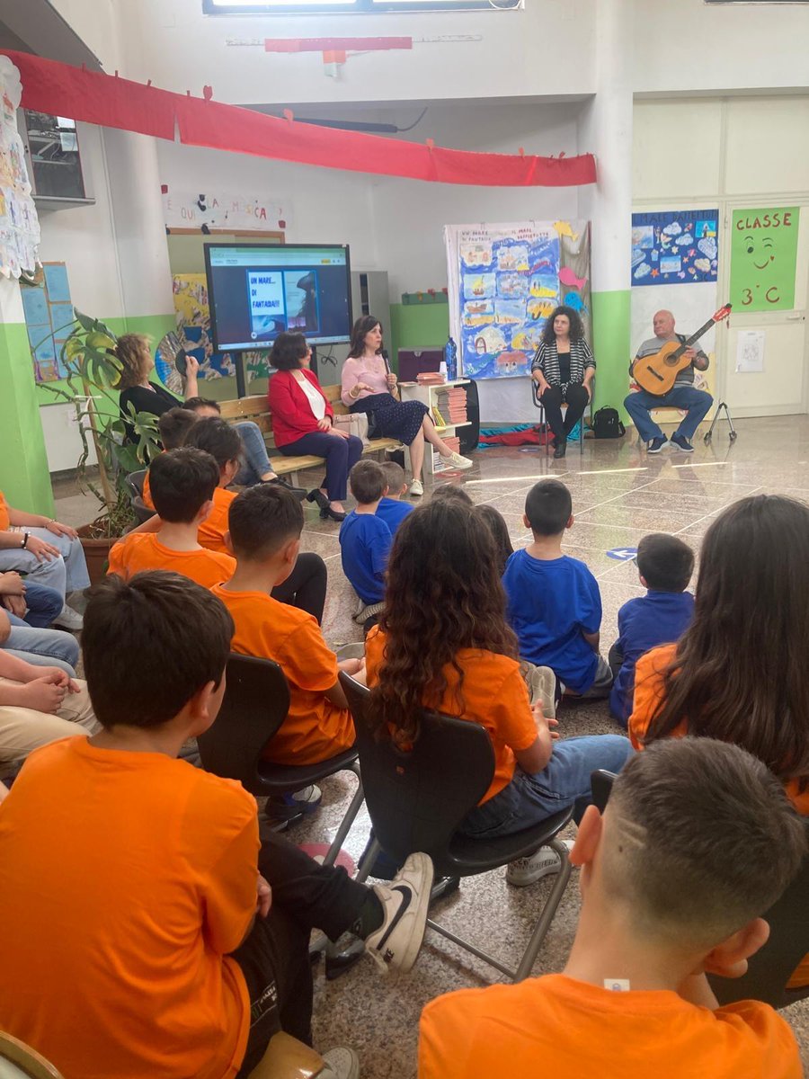 IcMiliti's tweet photo. La scrittrice messinese Nadia Terranova ha dialogato con i bambini della scuola primaria nei plessi di S. Venera e Militi, in occasione dell’evento organizzato giovedì 16 maggio per l’edizione 2024 del Maggio dei Libri in collaborazione con la libreria “L’Incanta Storie “. https://t.co/VdHbA98h7j