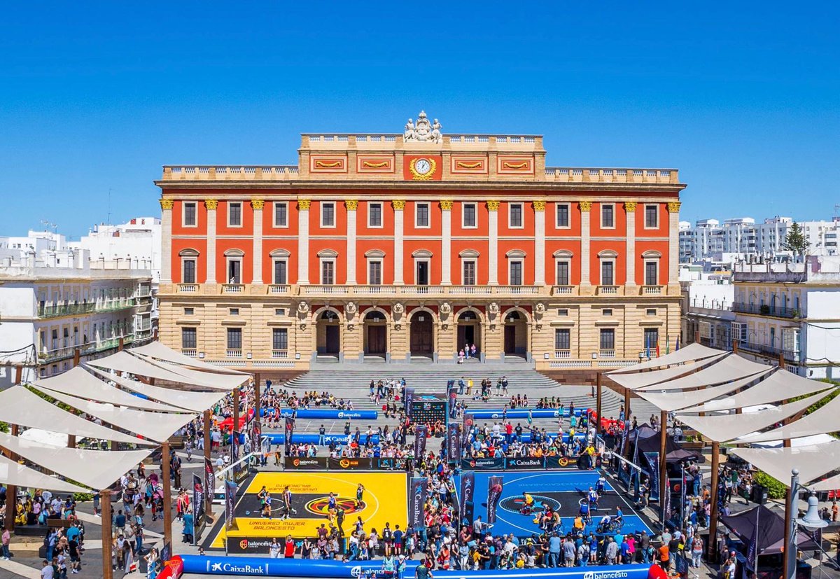 💥Lo que se vivió ayer en la plaza del Rey ha sido una experiencia impresionante!! Muchísimas abejitas🐝 disfrutaron de este 3X3 y lo pasaron fenomenal!!! Mucho amarillo y negro por las canchas!! 🖤💛