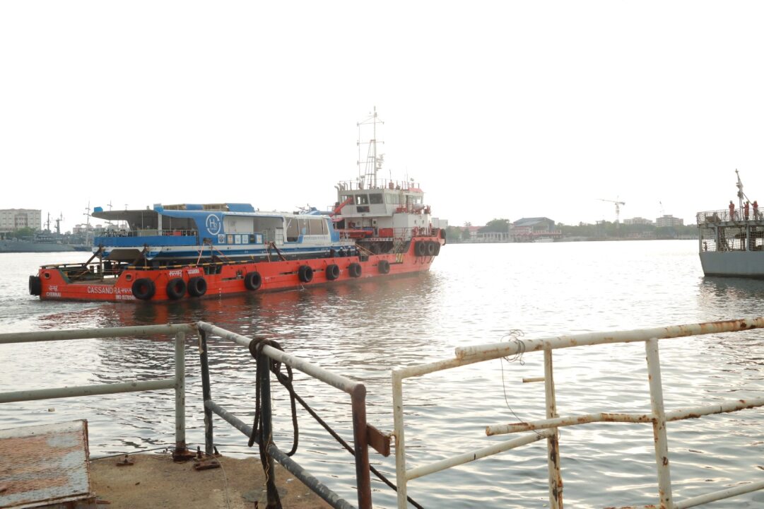 India's first indigenous #HydrogenFuelCell powered ferry, built by CSL under @shipmin_india, has embarked on its journey from Kochi to Varanasi for deployment in NW1 by @IWAI_ShipMin . #Alternatefuels #GreenShipping