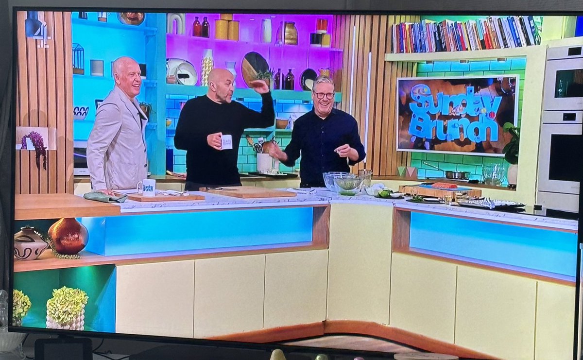 Love having @Keir_Starmer in my living room this morning via @SundayBrunchC4 👨‍🍳🍣 He’s doing what he loves - cooking, chatting about the family & of course football! He’s genuinely a nice bloke, and it’s great that more people are able to get to see this 📺 #SundayBrunch