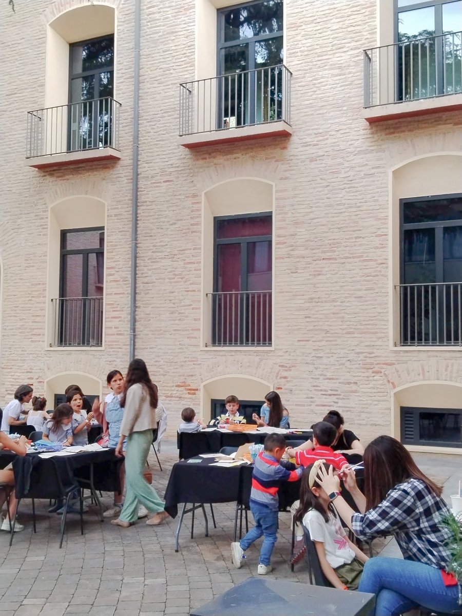 CofraVeronica's tweet photo. Ayer celebramos la Jornada Diocesana de Primer Anuncio y Feria Vigilia de #Pentecostés en la Casa de la Iglesia ⛪️ y en el patio del @AlmaMaterZgz ¡Fue un gran momento de encuentro y de compartir experiencias a nivel diocesano! ¡Lo pasamos fenomenal! 

@ArchiZaragoza #Zaragoza https://t.co/214adJv83d