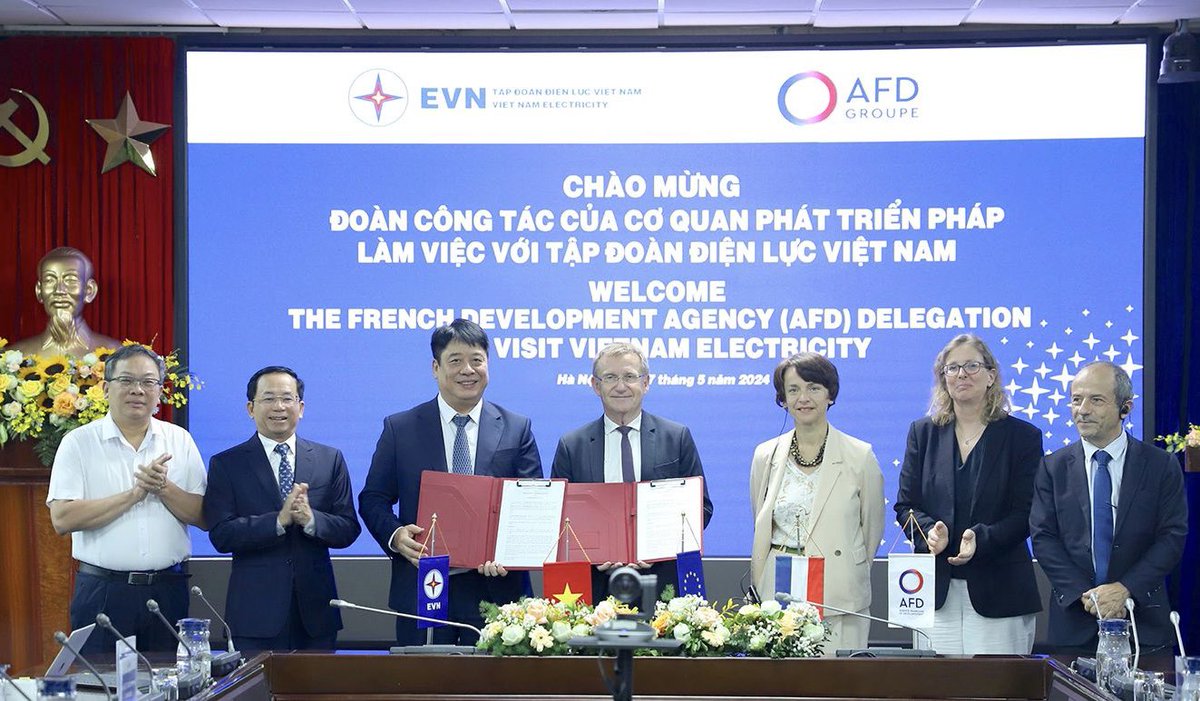 conan_herve's tweet image. #Vietnam Signature of a partnership agreement between @VietnamEvn and @AFD_en to support the 🇪🇺 #EnergyTransition Facility with the aim to accelerate the implementation of #PDP8 and #JETP in particular to strengthen the grid transmission and green the energy mix #TeamEurope