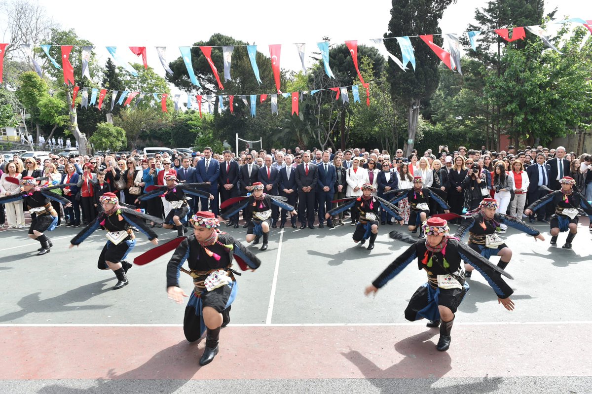 Kaymakamımız Oğuzhan Bingöl, İlçe Başkanımız Alican Şen, Belediye Başkanımız Rıza Akpolat ve ilçe protokolümüzün katılımlarıyla Beşiktaş Anadolu Lisesinde 19 Mayıs Atatürk’ü Anma Gençlik ve Spor Bayramı resmi törenimizi gerçekleştirdik.